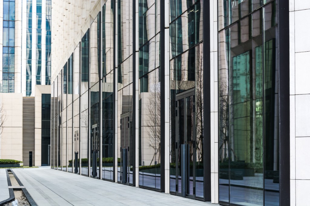 Façade vitrée d’un immeuble tertiaire